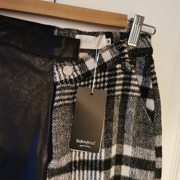 TWOTWINSTYLE Highwaist Asymmetrical Wool & PU pant - Picture 5 of 13